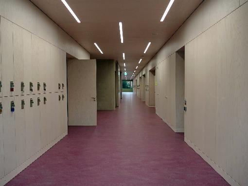 Bilder 1-4: Das edle Furnier entfaltet � kombiniert mit farbigen Akzenten � e...